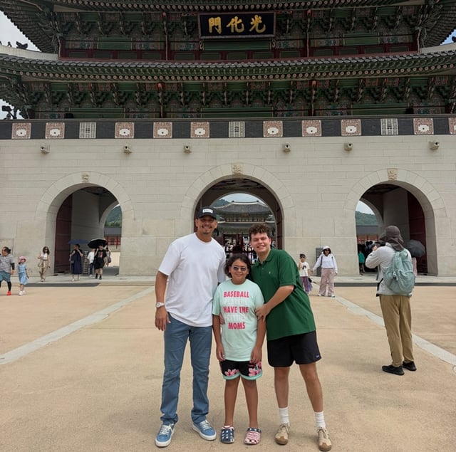 Karasco's family. /Photo=Carlos Karasco's official SNS