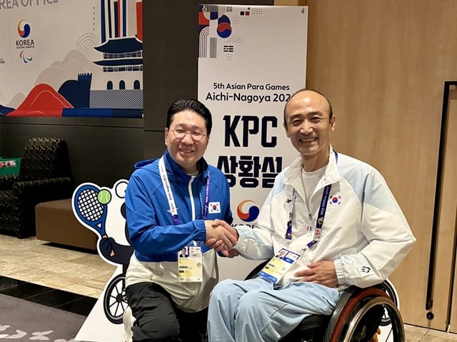 Lee Sang-hyun, head of the Asian Games delegation (right), pays a courtesy call on Chung Jin-wan, president of the Korea Paralympic Committee. /Photo=Korean Cycling Federation