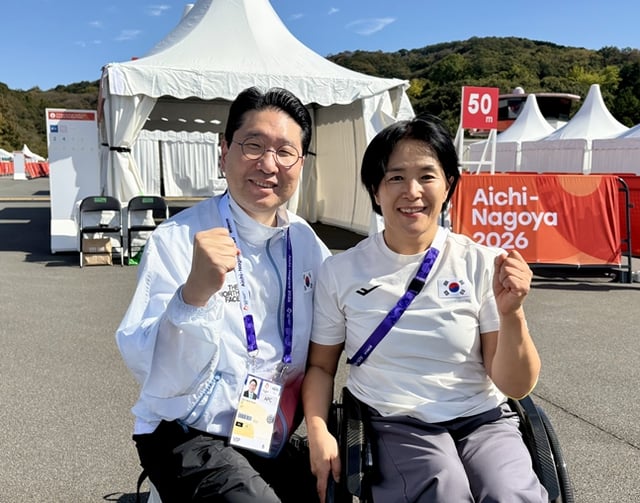 Lee Sang-hyun, head of the Asian Games delegation (left), encourages athlete Heo Yoon-jeong (right), who won a gold medal in the individual road race on the 22nd. /Photo=Korean Cycling Federation