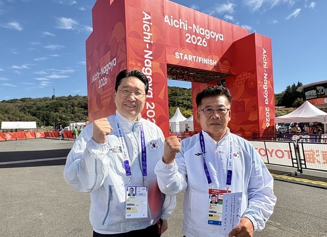 Lee Sang-hyun, head of the Asian Games delegation (left), presents an encouragement fund to Park Heung-sik, head of the Paralympic Asian Games delegation (right). /Photo=Korean Cycling Federation