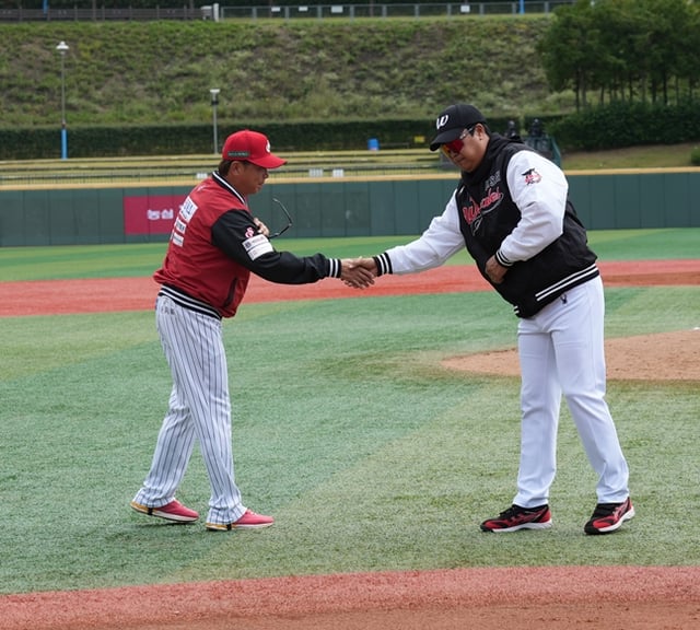 Jang Won-jin, entrenador de Ulsan (derecha), y el entrenador Yanagisawa Yuichi se dan la mano tras el partido. /Foto=Ulsan Whales