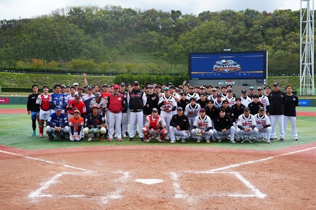 Los Ulsan Whales y el equipo seleccionado de la Liga Independiente JRPB de Japón toman una foto grupal al finalizar el partido. /Foto=Ulsan Whales