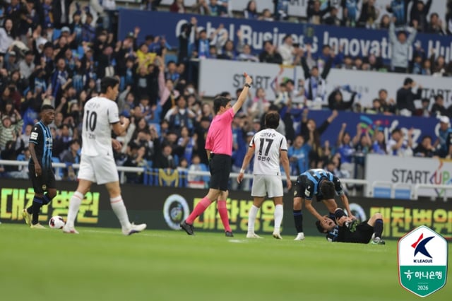 Scene from the match between Incheon United and Jeju SK at the Incheon Football Stadium on the 24th, where the referee shows a red card to Jeju's Yoo In-soo. /Photo=Korea Professional Football League