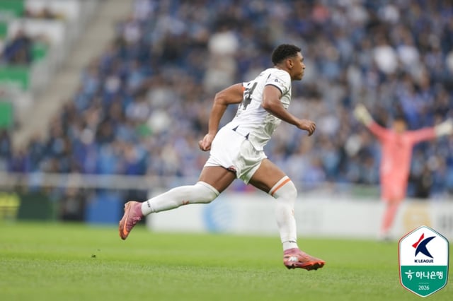 Jeju SK's Negueba celebrates after scoring an equalizing free-kick goal against Incheon United at the Incheon Football Stadium on the 24th. /Photo=Korea Professional Football League