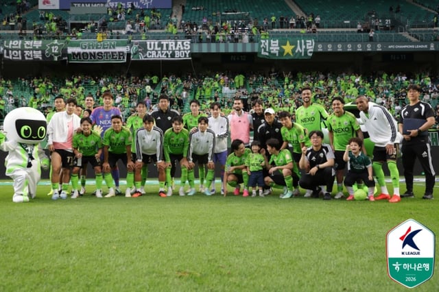 Plantel de Jeonbuk Hyundai tras la victoria contra JejuSK. /Foto=Providido por la Federación Coreana de Fútbol Profesional