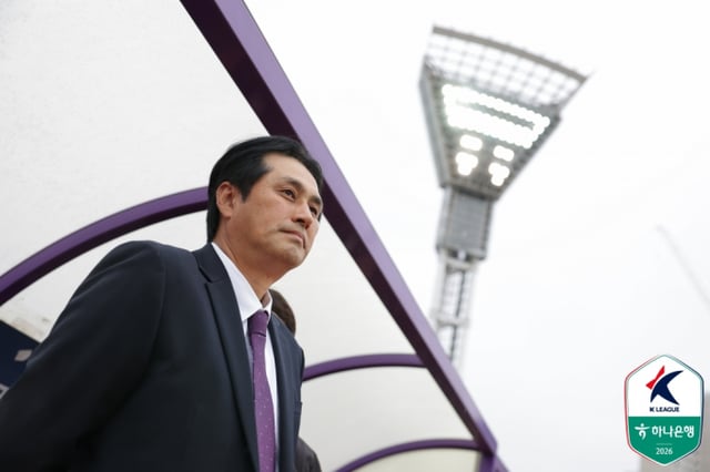 Ю Бён Хун, главный тренер FC Anyang, наблюдает за матчем 33-го тура Hana Bank K League 1 2026, который состоялся 24-го числа в 14:00 на стадионе Anyang Comprehensive Sports Complex. /Фото: Корейская профессиональная футбольная лига