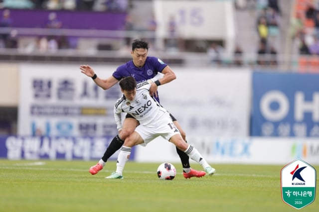 В матче 33-го тура чемпионата Кореи по футболу (K League 1) сезона 2026 года, который состоялся 24-го числа в 14:00 на стадионе «Анъян Чонхпхак Сундон», зафиксирован момент борьбы между Ким Чжон Хёном и Кан Сан Ыном. /фотография=предоставлено Корейской профессиональной футбольной лигой