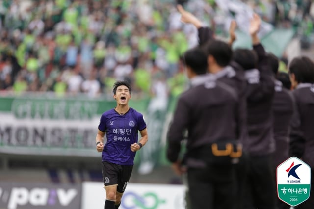安养FC的金云在24日下午2时于安养综合运动场举行的韩亚银行K联赛1 2026赛季第33轮比赛中打入领先球后怒吼。/图片=韩国职业足球联盟提供