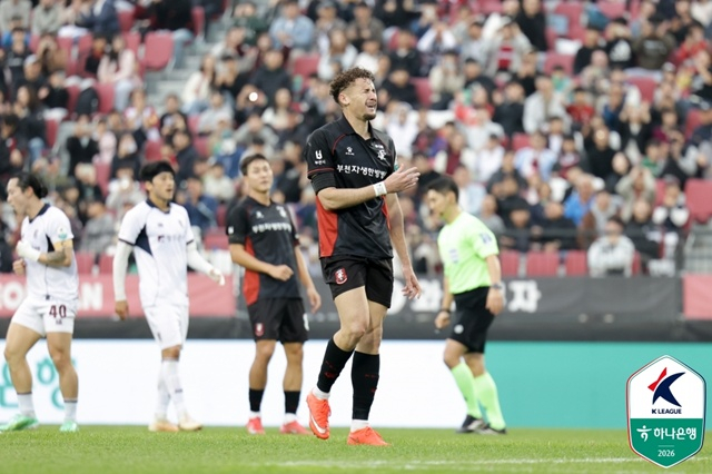 Gallego, delantero de BucheonFC, tras fallar el penalti. /Foto=K League (Federación Coreana de Fútbol Profesional)