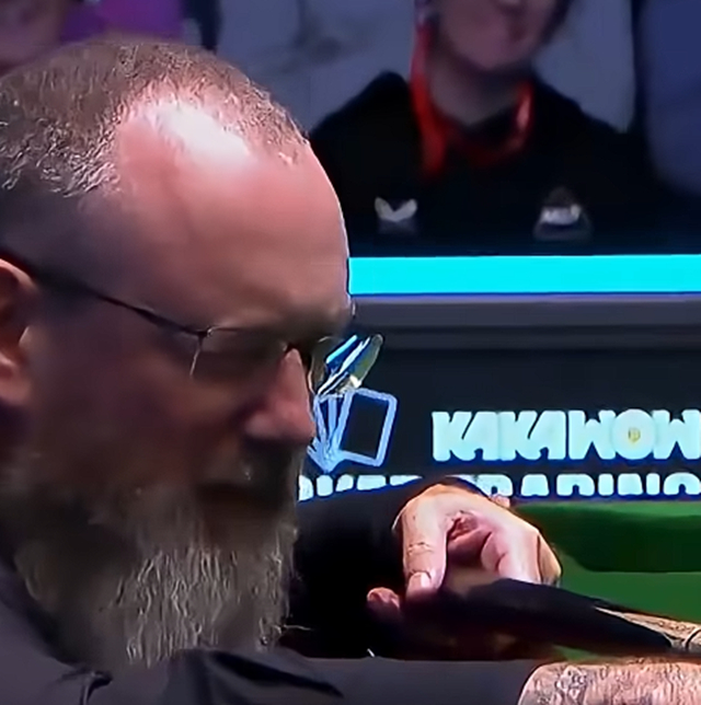 Mark Williams đã đeo kính của tr판trong trận đấu. /ảnh=Cắt từ màn hình truyền hình TNT Sports