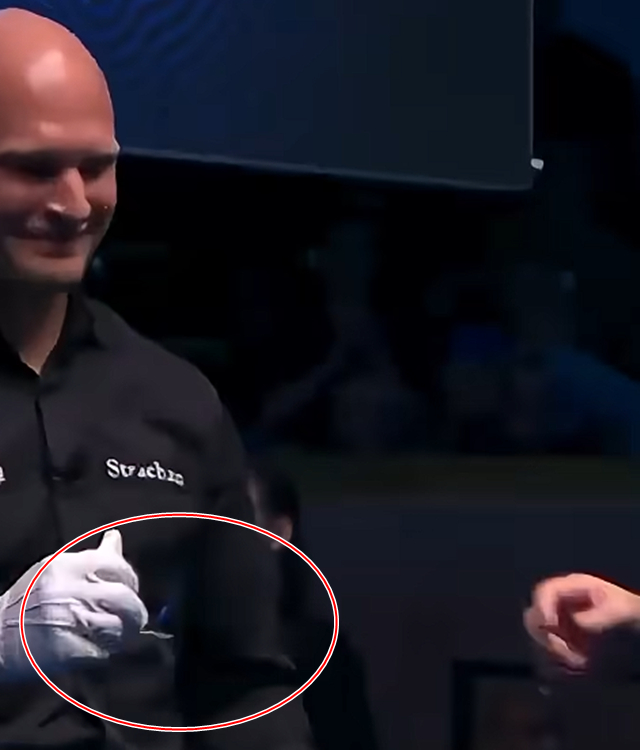 Tr판đã nhận lại kính từ Mark Williams. /Ảnh=Cắt từ màn hình truyền hình TNT Sports