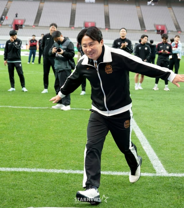 金基东教练在24日于首尔世界杯体育场举行的FC首尔对阵江原FC的韩亚银行K联赛1 2026赛季第33轮比赛中以1-1战平后,锁定冠军并为之欣喜。/照片=高级记者姜英祖