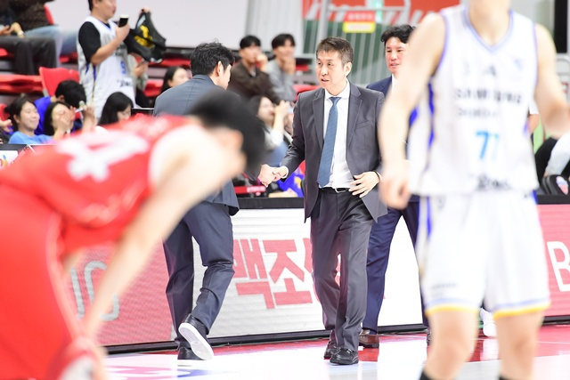 Head coach Kim Sang-sik (center). /Photo=KBL