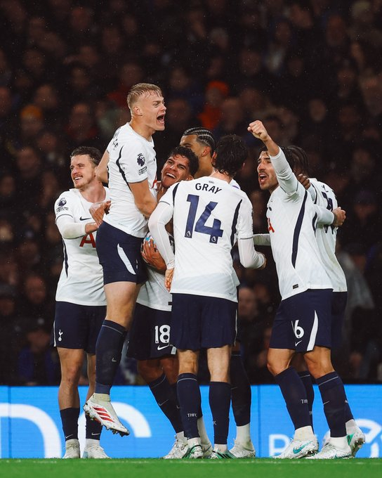 Tottenham Hotspur players celebrate during their away match in the eighth round of the 2026-2027 English Premier League (EPL) held at Stamford Bridge in London, UK, on the 25th. /Photo=Tottenham Hotspur official social media service (SNS)