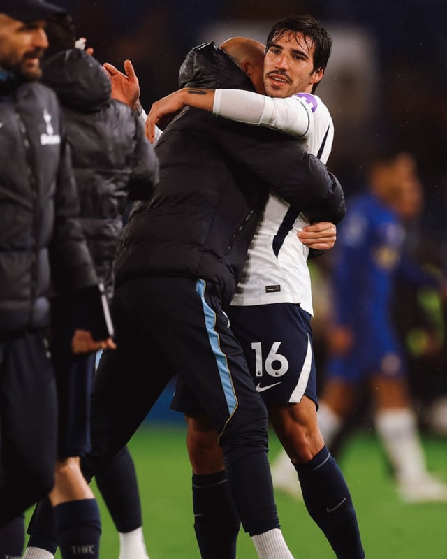 Sandro Tonali (right) after the match ended in their away game for the eighth round of the 2026-2027 English Premier League (EPL) held at Stamford Bridge in London, UK, on the 25th. /Photo=Tottenham Hotspur official social media service (SNS)