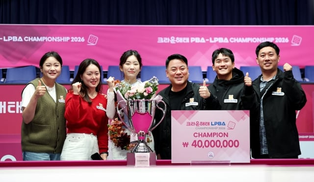 After Jung Soobin's (third from left) victory at the previous tournament, NH Nonghyup Card teammates posed for a commemorative photo together. Kim Bo-mi (second from left), standing next to Jung Soobin, poses for the camera. /Photo=Provided by PBA Tour