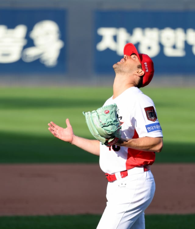 El lanzador de KIA Tigers James Neale saluda al cielo en señal de gratitud tras completar la defensa de la séptima entrada del primer partido entre KIA Tigers y LG Twins en los cuartos de final de la postemporada KBO 2026, disputado el día 17 en el Gwangju Kia Champions Field. /Foto=reportero sénior Kang Young-jo