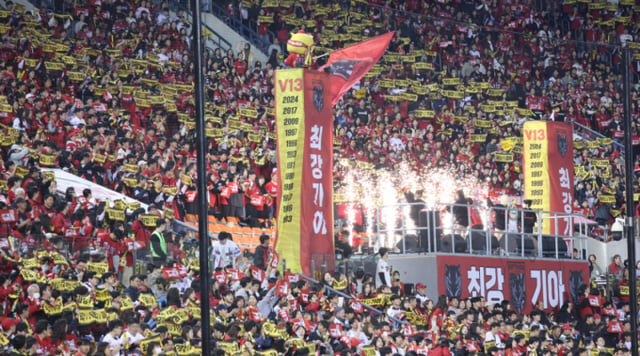 The KIA Tigers defeated the LG Twins 13-1 in Game 3 of the 2026 Shinhan SOL KBO Postseason Junior POs held at Seoul Jamsil Baseball Stadium on the 20th, advancing to the Playoffs. Fans are shown cheering. /Photo=Kim Jin-kyung kim.jinkyung@