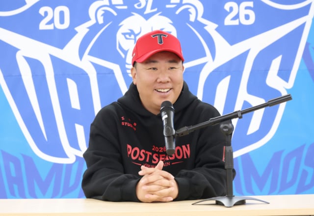 Первый матч плей-офф (PO) 2026 KBO, который должен был состояться 25-го числа в Тэгу на стадионе «Самсунг Лайонс Парк» между командами «Самсунг» и KIA, был отменён из-за дождя. Главный тренер KIA Ли Бомхо отвечает на вопросы журналистов. /Фото: Ким Чжингён kim.jinkyung@