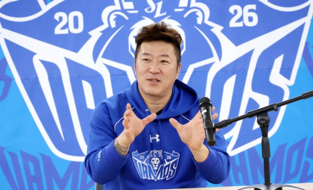 25일 대구 삼성라이온즈파크에서 열릴 예정인 2026 KBO 포스트시즌 플레이오프(PO) 1차전 삼성 대 KIA전이 우천으로 취소됐다.  삼성 최형우가 기자들의 질문에 답하고 있다. /사진=김진경 kim.jinkyung@