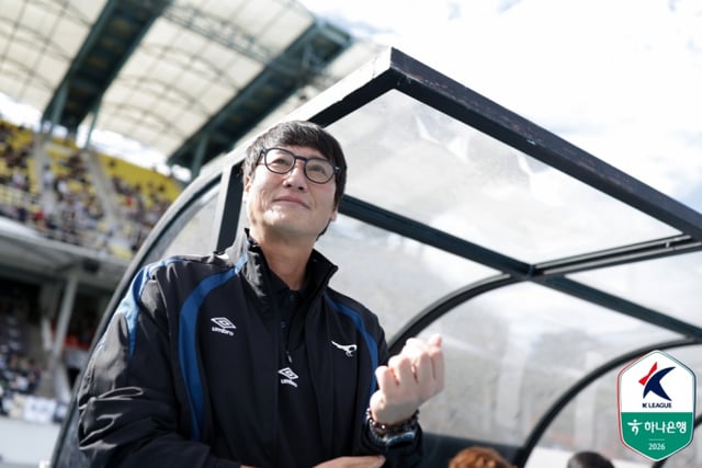 Gimhae-un, manager of Seongnam FC, watches the Hana Bank K League 2 2026 Round 30 match held at Seongnam General Sports Complex at 2 p.m. on the 25th. /Photo=Korea Professional Football League