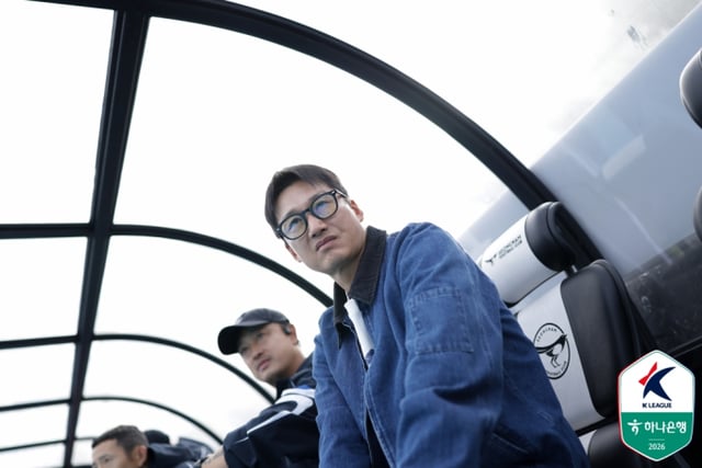 El entrenador de Suwon Samsung, Lee Jung-hyo, observa el partido. /foto=Federación Coreana de Fútbol Profesional