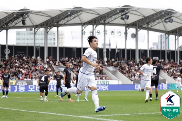 カン·ヒョンムクが城南FC戦で先制決勝ゴールを決めた後、セレモニーをしている。 /写真=韓国プロサッカー連盟提供