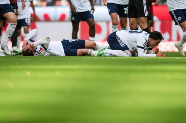 Two teammates of Hwang Hee-chan collapse during the match between Schalke and Cologne. /Reuters=NEWS1