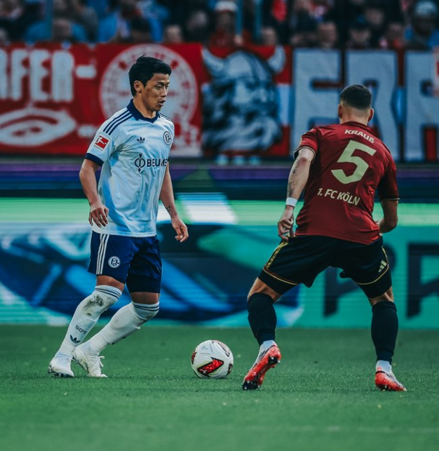 Hwang Hee-chan (left) makes his first start since transferring to German Bundesliga club Schalke. /Photo=Schalke 04 official social media (SNS)