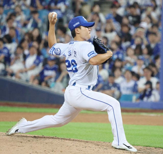 A 2026 Shinhan SOL KBO League match between the Samsung Lions and the SSG Landers was held on the 20th at Daegu Samsung Lions Park. Samsung’s Lee Seung-min is pitching. /Photo=Kim Jin-kyung kim.jinkyung@