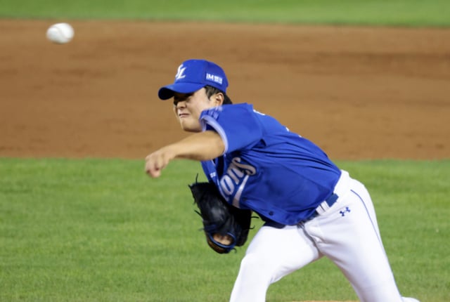 Samsung left-handed reliever Lee Seung-min enters the game during the bottom of the sixth inning with one out and runners on first and second base in the match between the Samsung Lions and the LG Twins at Jamsil Baseball Stadium on September 4, 2026. /Photo=Senior reporter Kang Young-jo cameratalks@