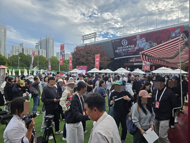 25日、ソウル松坡区(ソンパグ)のオリンピック公園テニス競技場で開かれた2026ソウルオープンチャレンジャー大会で、チリッチのサインをもらうために多くのテニスファンが待っている。 /写真=李元熹(イ·ウォンヒ)記者。
