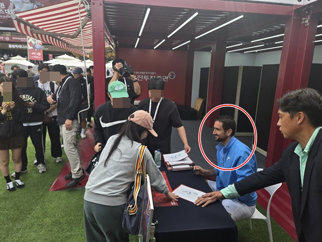 マリン·チリッチ(赤ワン)が25日、ソウルオープンのファンサイン会で明るい笑顔で韓国のファンにサインをしている。 /写真=李元熹(イ·ウォンヒ)記者。