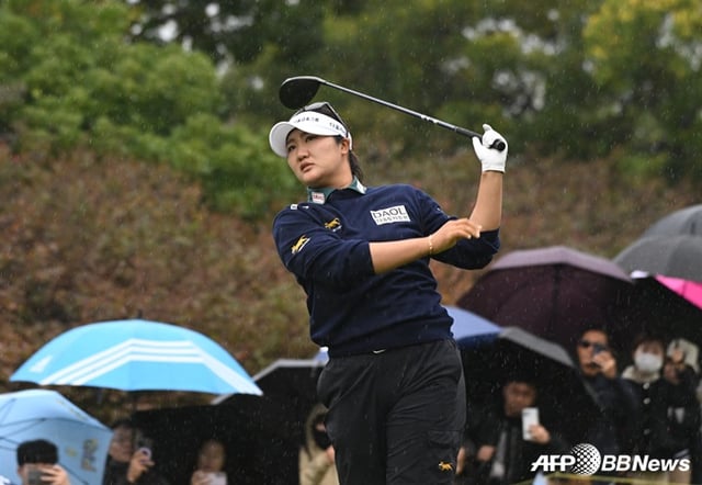 Yoo Hae-ran ejecuta su tee shot durante la cuarta y última ronda del torneo BMW Ladies Championship, parte del circuito de la Asociación de Golf Profesional Femenino de Estados Unidos (LPGA), celebrado el día 25 en los Pine Beach Golf Links (par 72) en la ciudad de Haenam, provincia de Gwangju del Sur. /foto=NEWS1
