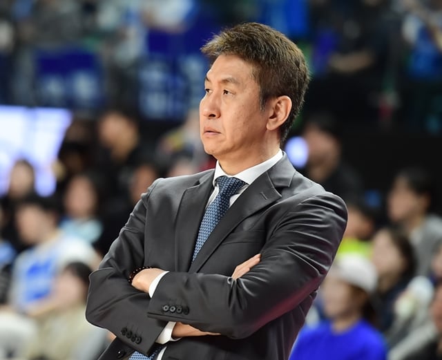 Huấn luyện viên Kim Sang-sik theo dõi trận đấu với Daegu Korean Gas Corporation ngày 25. /Ảnh=KBL
