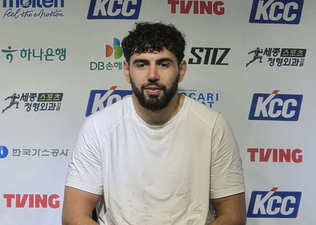 25日比赛结束后进入记者见面会的坎特。/照片=记者朴秀珍