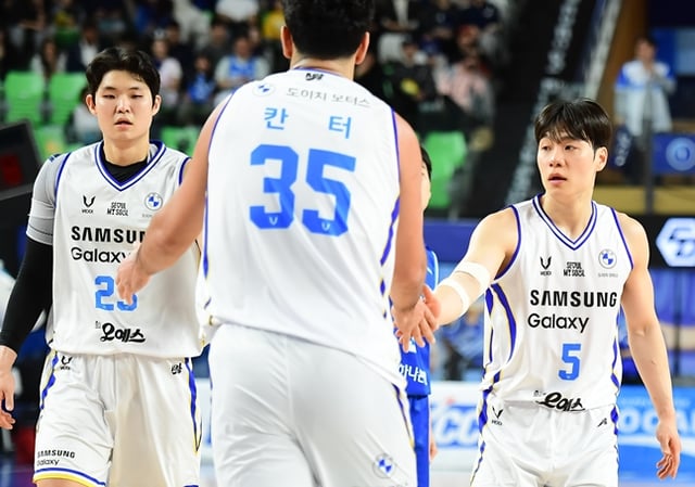 正在做海法伊布的李圭泰(从左至右)、坎特、韩浩彬。/图片=KBL