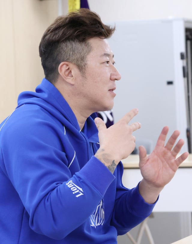 Choe Hyeong-woo de los Samsung Lions responde a las preguntas de la prensa durante una entrevista previa al primer partido de los playoffs (Playoffs) de la postemporada 2026 de la KBO, que estaba programado para celebrarse el día 25 en el Daegu Samsung Lions Park. /foto=corresponsal jefe Kim Jin-kyung