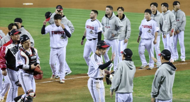The 2026 Shinhan SOL KBO League Wild Card (WC) playoff game between the LG Twins and Doosan Bears was held on the 14th at Seoul Jamsil Baseball Stadium. After defeating Doosan 4-1 to advance to the semi-playoffs, LG players including Park Hae-min are seen celebrating with Manager Yeom Kyung-yeop. /Photo=Chief correspondent Kim Jin-kyung
