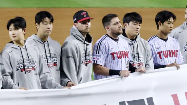 Will LG’s Austin leave? Carrying dirt from the mound while saying “Goodbye Jamsil” After hitting a crucial walk-off home run in the Wild Card playoff (WC) against the Doosan Bears to lead his team to victory, LG’s Austin fell silent again in the semi-playoffs and packed his bags in solitude. Austin, who was loved under the nickname “Jamsil Oseobang” (a play on words meaning “Austin of Jamsil”), thrilled fans by achieving the franchise’s first cycle hit by a foreign player in a game against NC held at Jamsil Stadium on the 25th. After losing to KIA in his final game at Jamsil Baseball Stadium, ending his fall baseball run, Austin filled a container with dirt from the pitcher's mound with a somber expression, deeply moving the fans’ hearts. /Photo=Chief correspondent Kim Jin-kyung