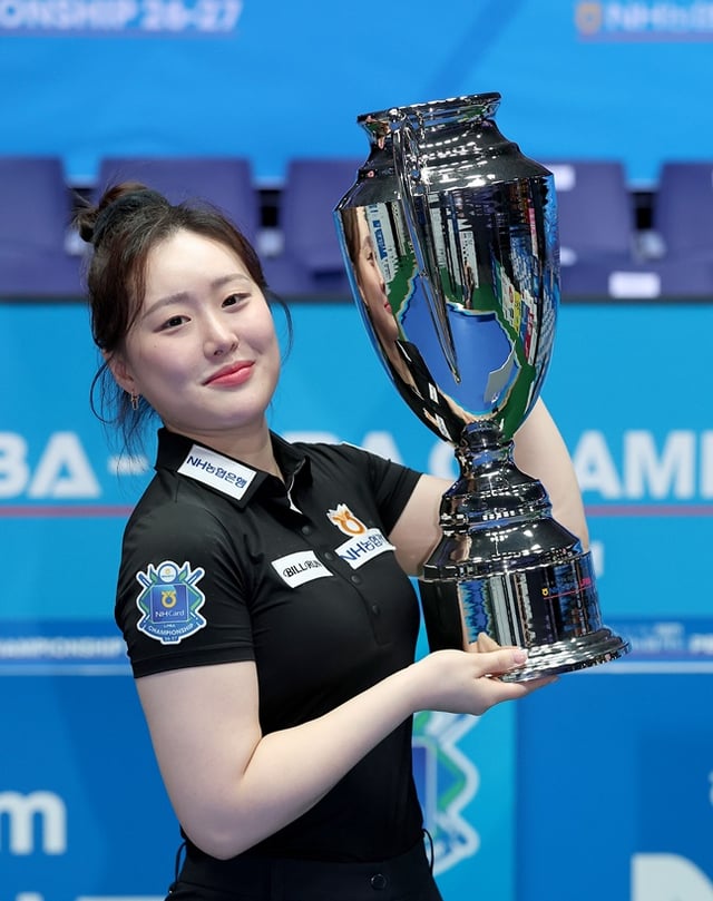 キム·ボミが25日、京畿道高陽市「高陽キンテックスPBAスタジアム」で開かれたプロビリヤード2026-2027シーズン第5次ツアー「今、豊かに暮らす方法zgmNH農協カードPBA-LPBAチャンピオンシップ」LPBA決勝戦で勝利、優勝を獲得しトロフィーを持ち上げている。 /写真=PBAツアー提供