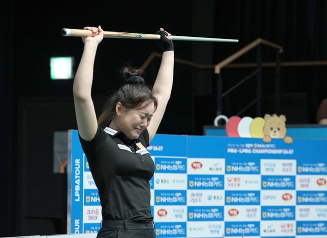 キム·ボミが25日、京畿道高陽市「高陽キンテックスPBAスタジアム」で開かれたプロビリヤード2026-2027シーズン第5次ツアー「今の暮らし方zgmNH農協カードPBA-LPBAチャンピオンシップ」LPBA決勝戦で優勝を確定する得点をした後、キューを持ち上げながら泣きそうになっている。 /写真=PBAツアー提供
