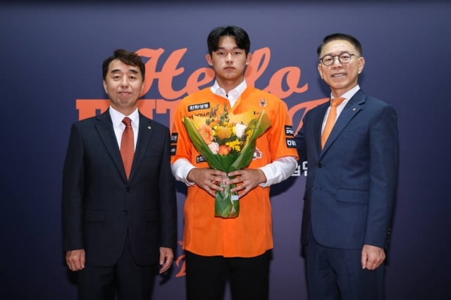 ハンファ·イーグルス第1ラウンドの新人、ミン·ジュホン(中央)が25日、入団式で朴ジョンテ代表取締役(右)、ソク·ジャンヒョン団長と記念撮影をしている。 /写真=ハンファ·イーグルス提供