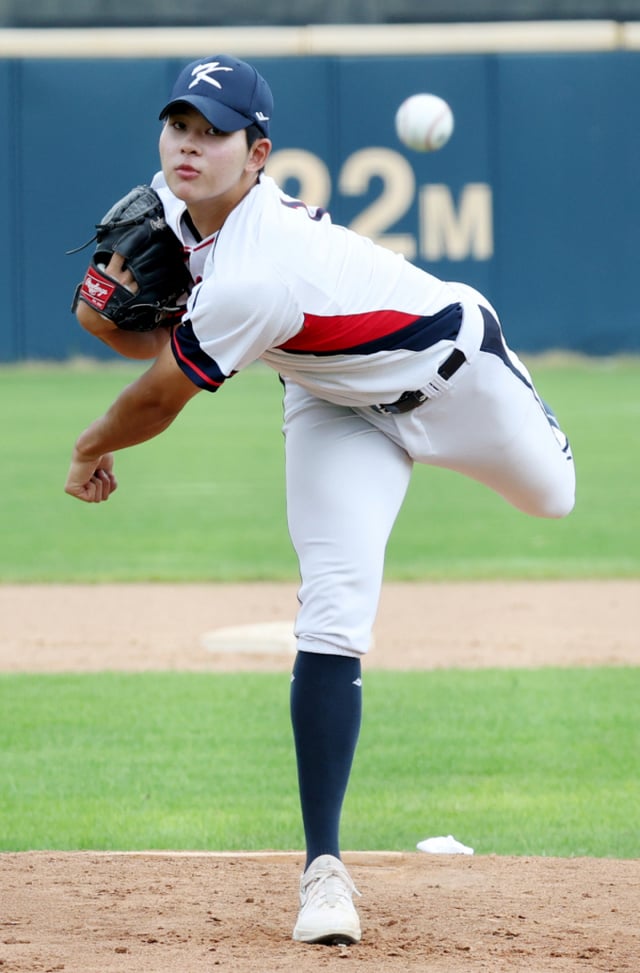 第14回アジア青少年野球選手権大会に参加するU-18代表チームが先月4日、釜山機張郡機張の現代自動車ドリームボールパークで東義大学と最終的なペンギ戦を行った。  代表チーム選抜の河賢承（ハ·ヒョンスン）が力投している。 /写真=キム·ジンギョン待機者