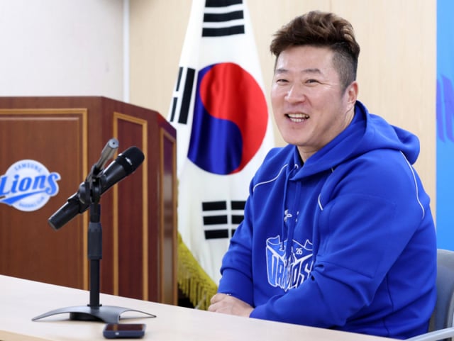 El primer partido de los playoffs (PO) de la KBO 2026 entre Samsung y KIA, previsto para el día 25 en el Daegu Samsung Lions Park, fue cancelado por lluvia. Choi Hyeong-woo de Samsung responde a las preguntas de los periodistas. /Foto=corresponsal jefe Kim Jin-kyung kim.jinkyung@