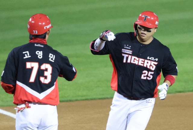 2026KBOポストシーズン準プレーオフ(準PO)第3戦、LG対KIA戦が20日、ソウル蚕室(チャムシル)野球場で行われた。 KIAのハン·ジュンスが7回表、無死から右中間に1点本塁打を放ち、ホームインしている。 /写真=キム·ジンギョン kim.jinkyung@