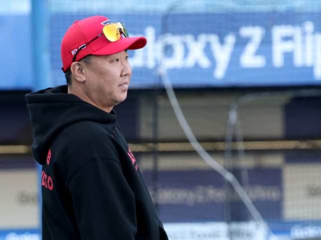 2026KBOポストシーズンプレーオフ(PO)第1戦、三星(サムスン)対KIA戦が26日、大邱(テグ)の三星ライオンズパークで行われた。 KIAの李机浩(イ·ボムホ)監督が選手たちのトレーニングを眺めている。 /写真=キム·ジンギョン kim.jinkyung@
