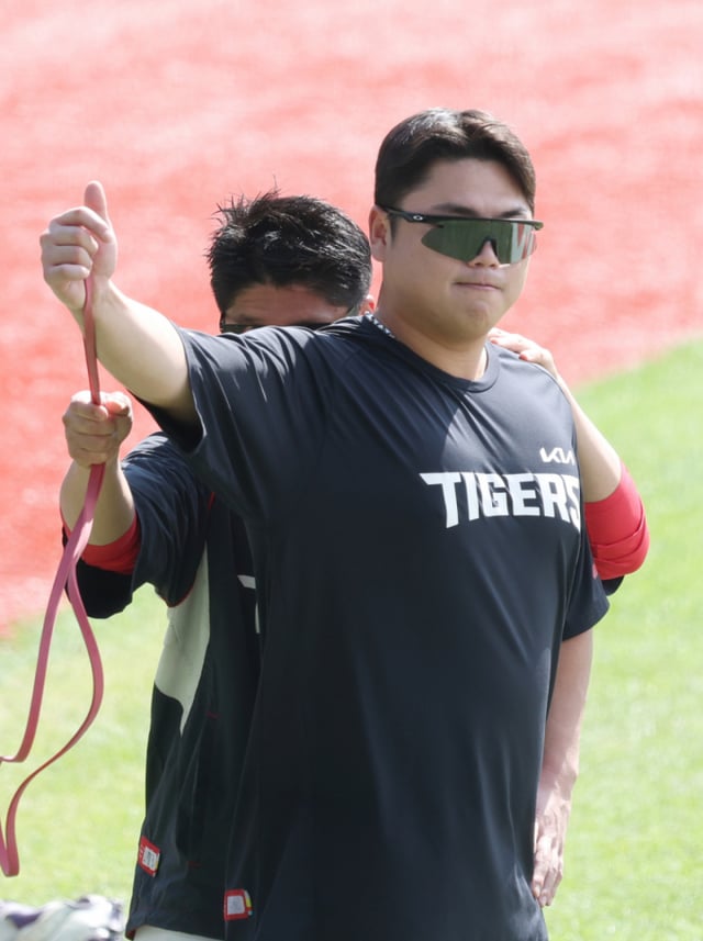 2026新韓(シンハン)SOLKBOリーグ、LGツインズ対KIAタイガースの試合が4日、ソウル蚕室(チャムシル)野球場で行われた。 KIAのハン·ジュンスがチュービング練習をしている。 /写真=キム·ジンギョン kim.jinkyung@