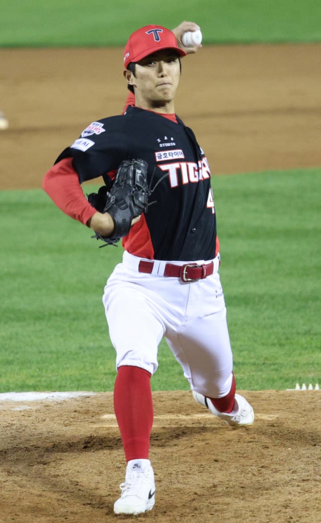 Питчер KIA Tigers Ли Ири в напряжённой игре в третьем матче полуфинала плей-офф KBO 2026 против LG Twins 20 сентября. /Фото: главный корреспондент Ким Чжингён