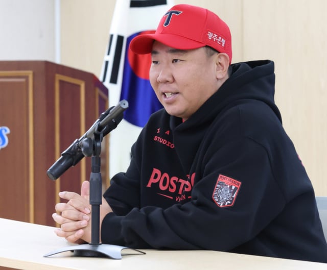 The 2026 KBO Postseason Playoffs (PO) Game 1 matchup between Samsung and KIA, scheduled to take place on the 25th at Daegu Samsung Lions Park, was canceled due to rain. Manager Lee Beom-ho of KIA answers questions from reporters. /Photo=Chief correspondent Kim Jin-kyung kim.jinkyung@